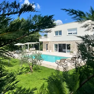Villa Lu, Prkacini